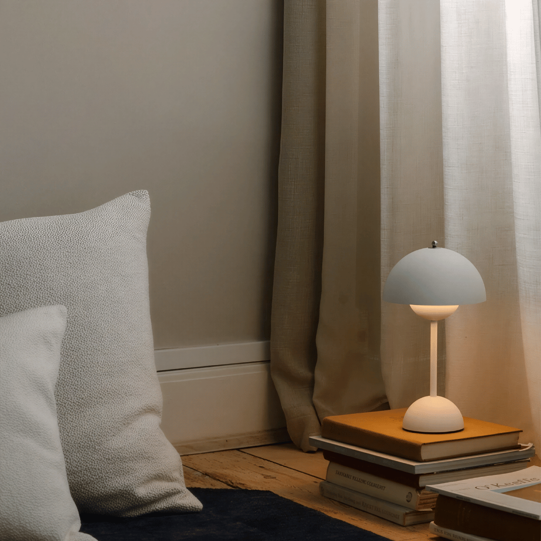 Velusa LED Tischlampe - Aufladbare Metall Nachttischlampe mit Touch Steuerung & 3 Lichtfarben